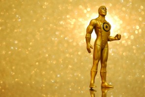 Statuette of a gold-metal man.