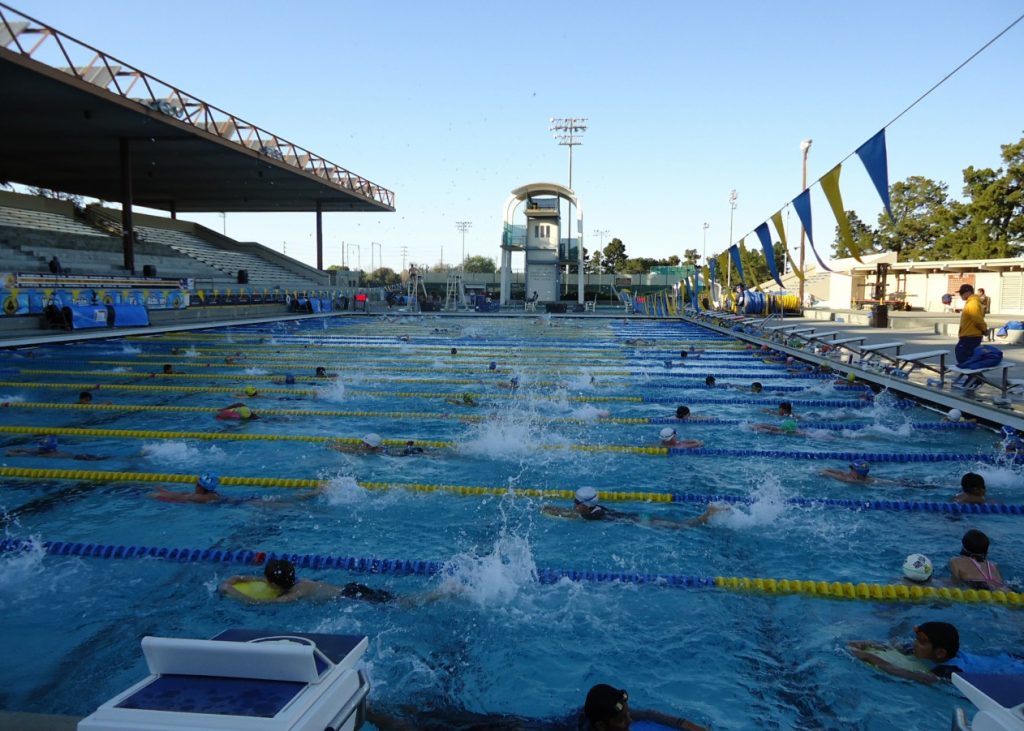 Santa_Clara_city_public_swimming_pool_kids_practice