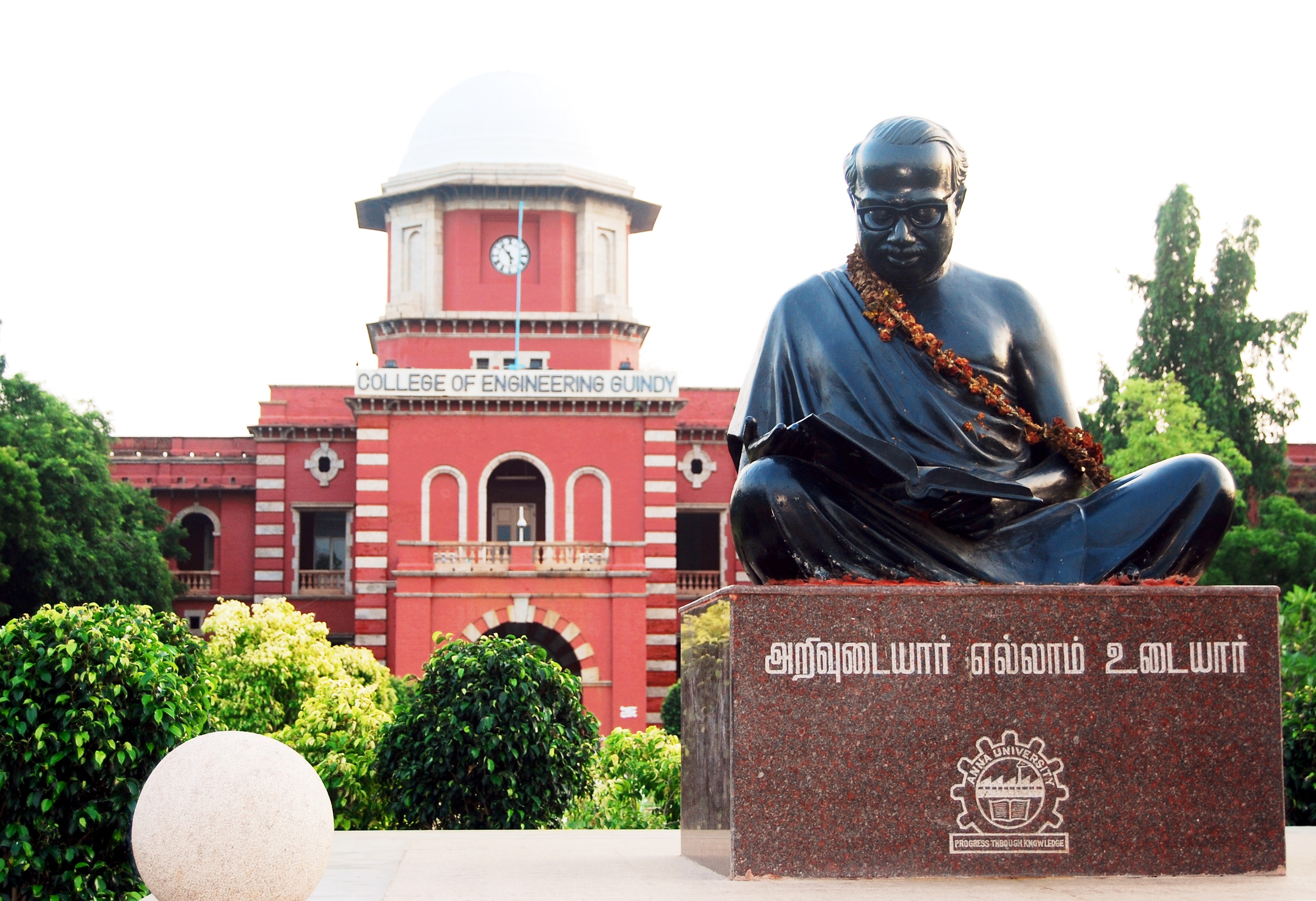 annadurai_statue-at-anna-university-by-srinath1905-via-wikimedia-cc-by-sa-3-0