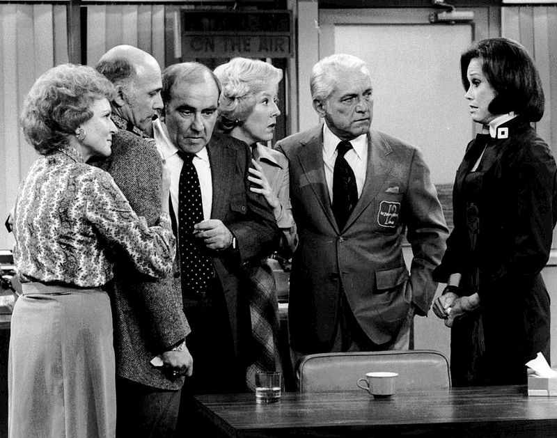 800px-Mary_Tyler_Moore_Show_cast_last_show_1977