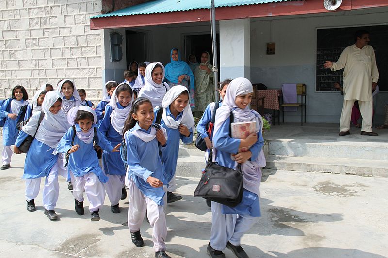 800px-Schoolgirls_in_Shalwar_Kameez,_Abbotabad_Pakistan_-_UK_International_Development